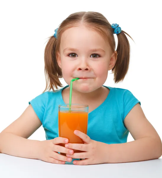 Küçük kız içecekler portakal suyu — Stok fotoğraf