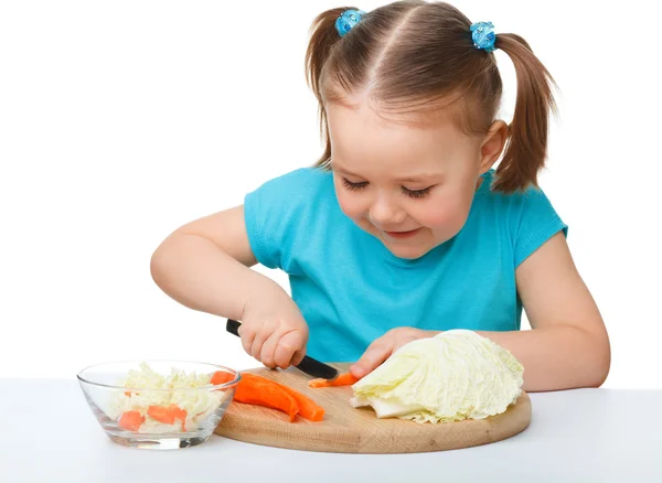 Gadis kecil memotong wortel untuk salad — Stok Foto