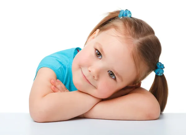 Πορτρέτο ενός χαριτωμένου μικρού κοριτσιού — Φωτογραφία Αρχείου
