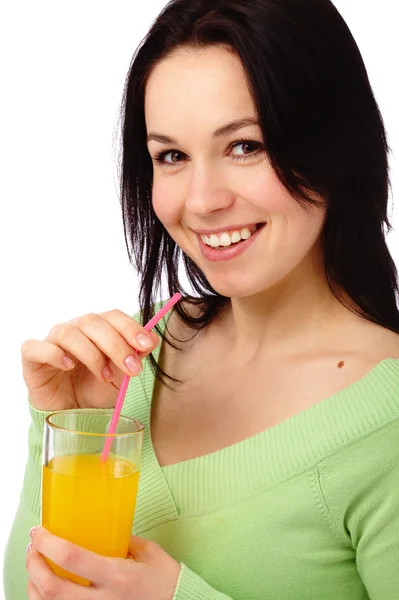 Giovane donna attraente beve succo d'arancia — Foto Stock