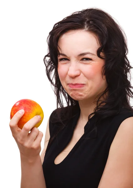 Vrouw is het maken van zure gezicht na een appel bijten — Stockfoto