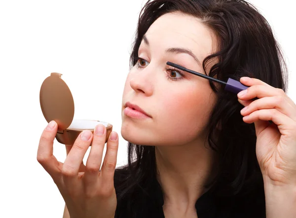 女性が鏡を見ながらマスカラーを適用します。 — ストック写真
