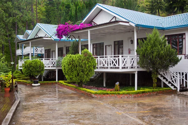 Hotel villas under rain — Stock Photo, Image