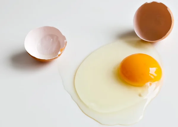 Broken raw egg — Stock Photo, Image