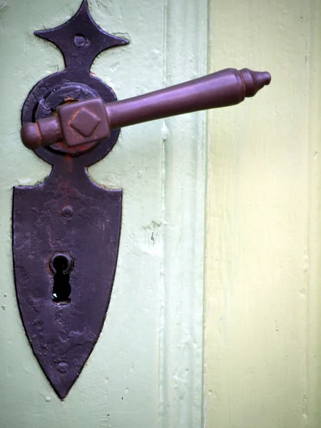 Poignée de porte sur porte verte — Photo