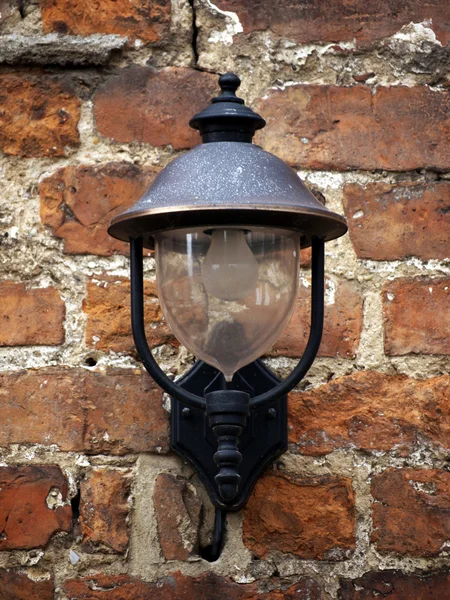 Lamp op bakstenen muur — Stockfoto