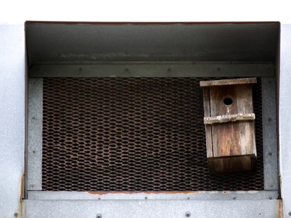 Птичий домик на гриле — стоковое фото