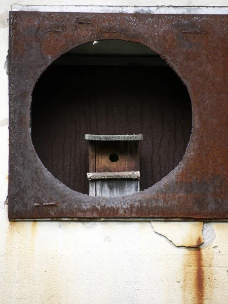 Птичий домик на вентиляционной шахте — стоковое фото