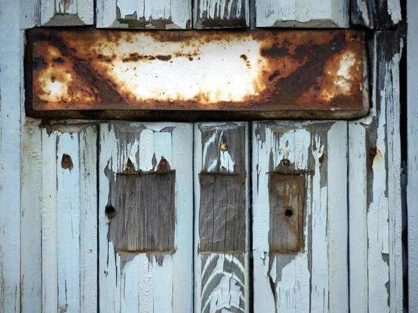 List klapa na stare drewniane drzwi — Zdjęcie stockowe
