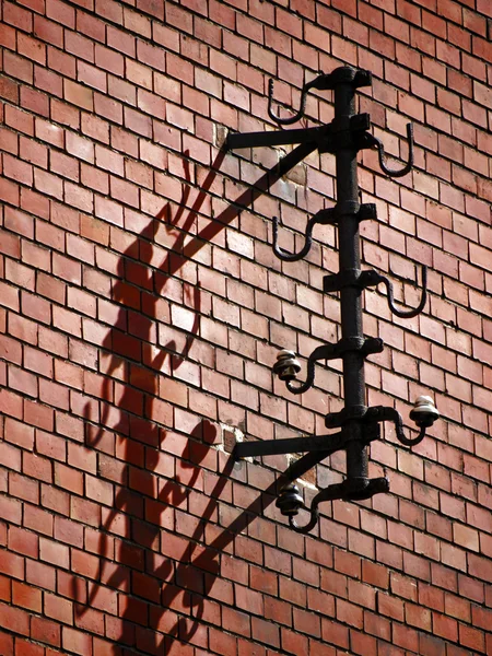 Aisladores y sombras en la pared de ladrillo — Foto de Stock