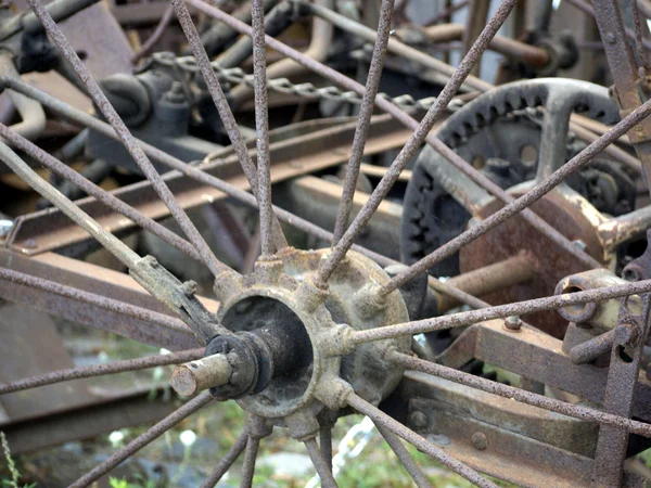 Eski bir tarımsal makine tekerlek — Stok fotoğraf
