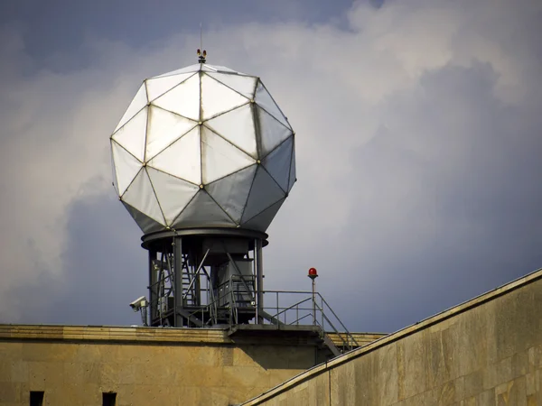 Radarkuppel auf Dach — Stockfoto