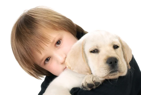 Çocuk holding köpek yavrusu — Stok fotoğraf