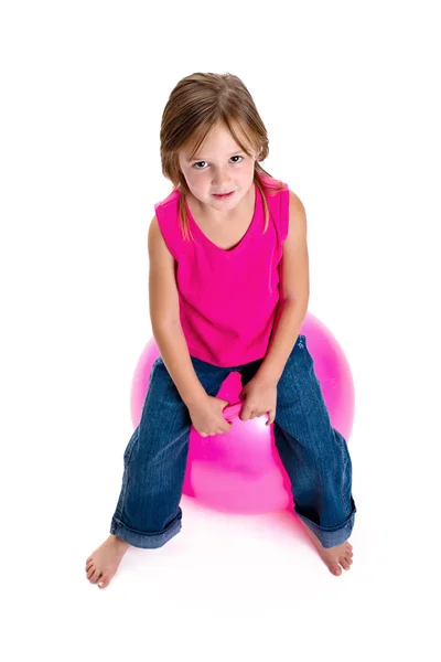 Lány ül a labda — Stock Fotó
