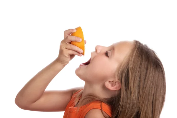 Menina bebida suco laranja — Fotografia de Stock
