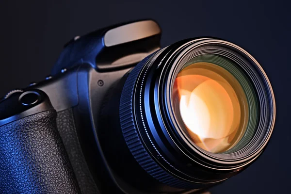 Kamera mit Objektiv — Stockfoto