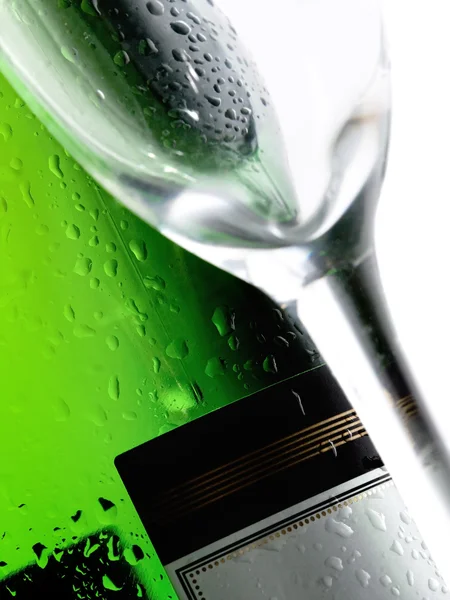 Пляшка алкогольного напою зі склянкою — стокове фото