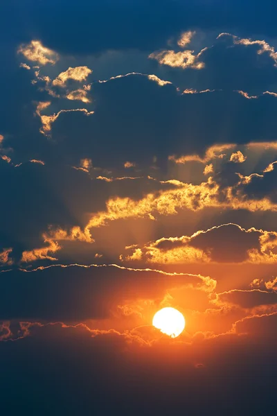 Облачный восход солнца — стоковое фото