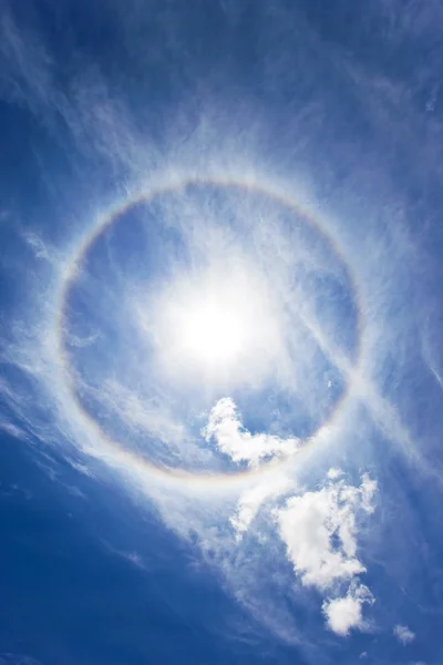 Kreisförmiger Regenbogen um Sonne — Stockfoto