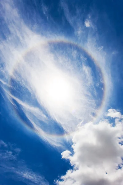 Круглая радуга вокруг солнца — стоковое фото