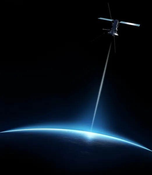 Kommunikációs Műholdas Sugárzása Jelet Földre — Stock Fotó