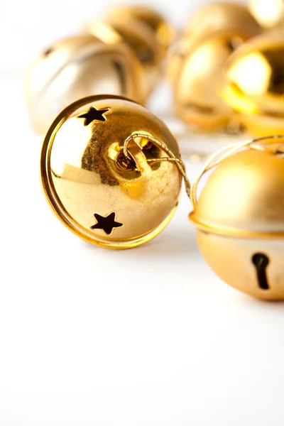 Bola dorada de Navidad sobre blanco —  Fotos de Stock
