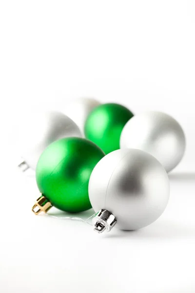 Bolhas de Natal verdes e prateadas em branco — Fotografia de Stock