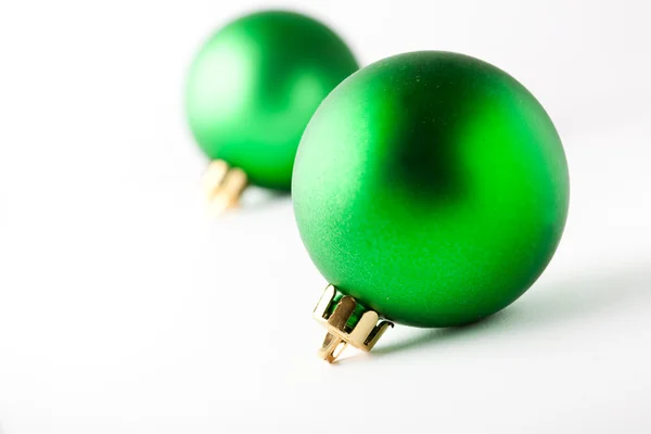Yeşil Noel baubles beyaz — Stok fotoğraf