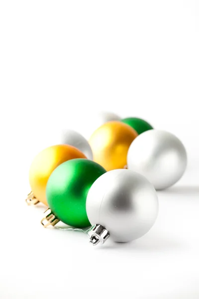 Groen, gouden en zilveren kerstballen op wit — Stockfoto