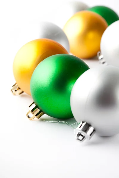 在白色的绿色、 金色和银色圣诞球 — 图库照片