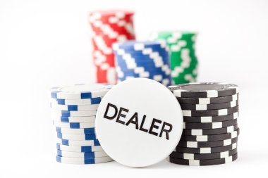 Poker fişleri ve dağıtan düğmesi