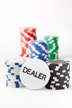 Poker fişleri ve dağıtan düğmesi