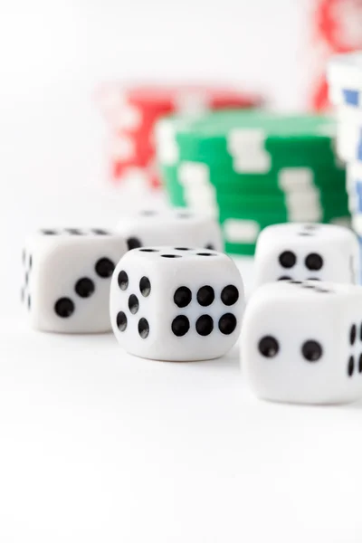 Poker chips en dobbelstenen — Stockfoto