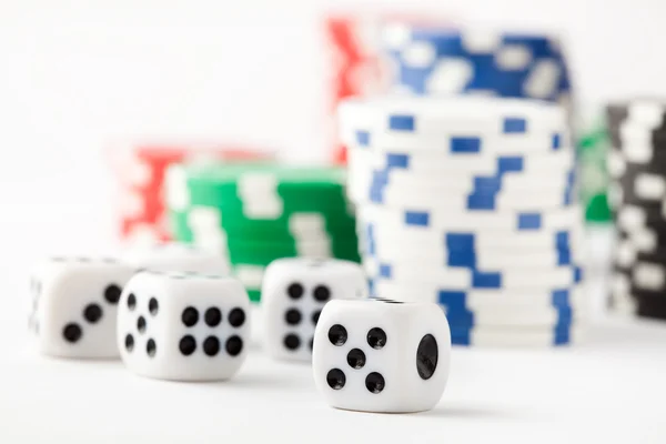 Poker chips og terninger - Stock-foto