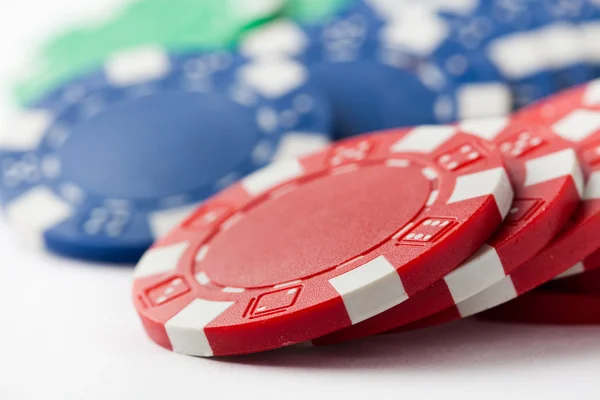 Chip di poker su bianco — Foto Stock