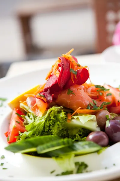 Deliciosa salada de salmão defumado — Fotografia de Stock