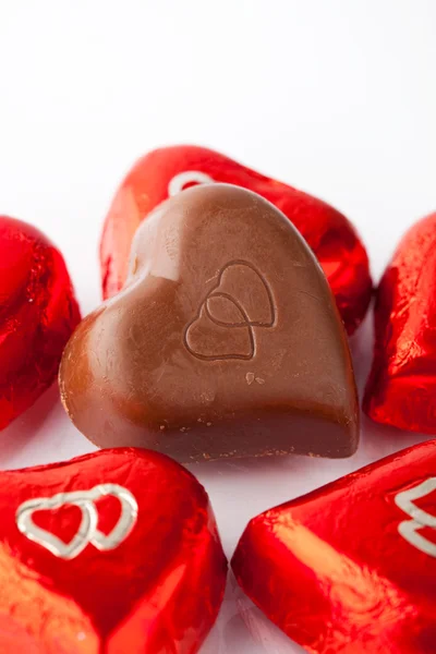 Délicieux Cœurs Chocolat Pour Saint Valentin Sur Fond Blanc — Photo