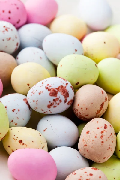 Bonbons Pâques Colorés Sur Une Assiette Blanche — Photo