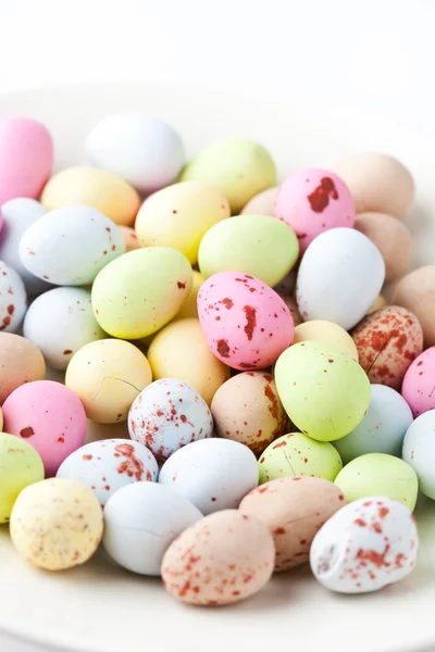 Kolorowe Cukierki Wielkanoc Białym Talerzu — Zdjęcie stockowe
