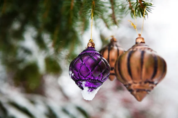 Vánoční ozdoby na Bílá borovice — Stock fotografie
