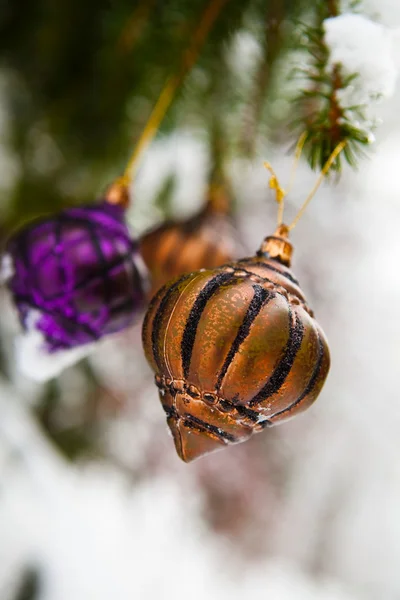 Boules Noël Sur Pin Neigeux Par Une Froide Journée Hiver — Photo