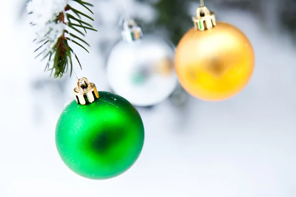 Boules de Noël sur un pin enneigé — Photo