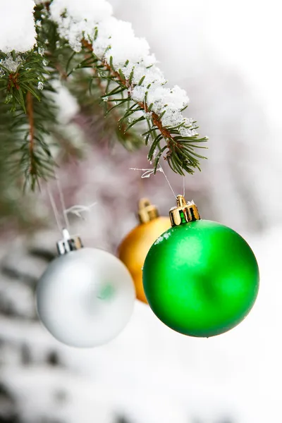 Havas fenyő karácsony baubles — Stock Fotó