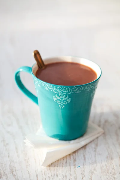 ターコイズ ブルーのマグで暖かい おいしいホット チョコレート — ストック写真