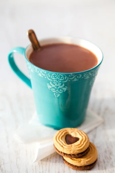 ホット チョコレートとビスケット ハート形のおいしいカップ — ストック写真