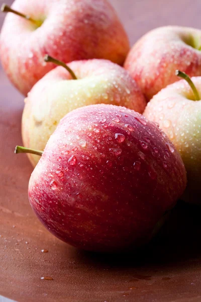 木の板にジューシーな新鮮な赤いリンゴ — ストック写真