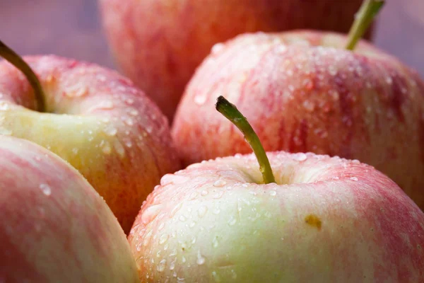 Manzanas Rojas Jugosas Frescas Plato Madera —  Fotos de Stock