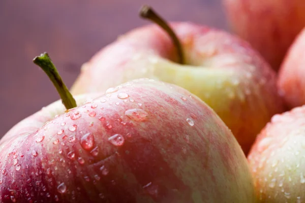 Świeże Soczyste Czerwone Jabłka Płyty Drewniane — Zdjęcie stockowe