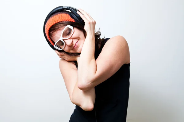 Genç Kadın Kulaklık Ile Müzik Dinleme Stüdyo Vurdu — Stok fotoğraf