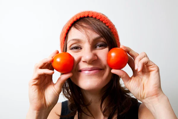 Ung kvinna med tomat kinder — Stockfoto